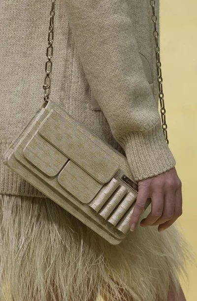 Look 16